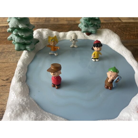 A Charlie Brown Peanuts Christmas Skating Pond Music & Motion 2007 Snoopy Used - Picture 4 of 16